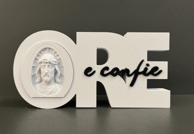 Letreiro “Ore e Confie” 